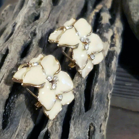 Glossy Winter White Enamel Tropical Flowers Austrian Crystal Gold Tone Earrings - Picture 3 of 8
